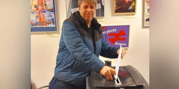 Foto: PvdA-GroenLinks lijsttrekker Sander Kouwenberg brengt als een van de eerste zijn stem uit