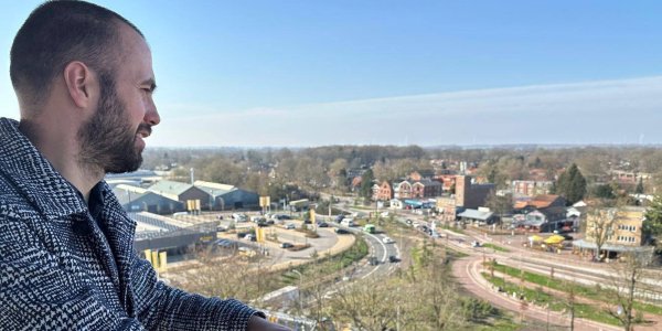 Foto: Wethouder Mark van de Bunte kijkt uit over vernieuwde stationsomgeving (met VIDEO)