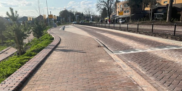 Foto: Wethouder Mark van de Bunte kijkt uit over vernieuwde stationsomgeving (met VIDEO)