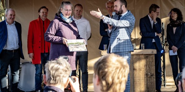 Foto: Stationsomgeving Nunspeet feestelijk geopend en ‘klaar voor de toekomst’ (met video)