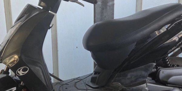 Foto: Deze scooter lag verstopt in de bosjes in Hoevelaken