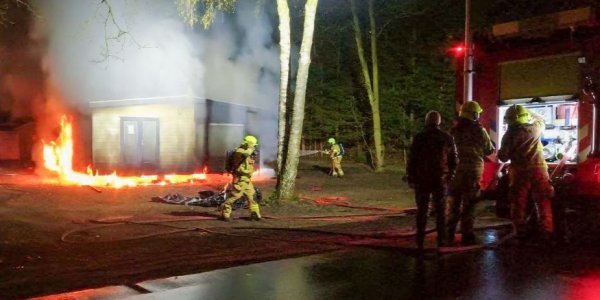 Foto: Chalet in Stroe gaat al na twee dagen in vlammen op, brand mogelijk aangestoken
