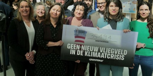 Foto: Ruim 35.000 handtekeningen tegen Lelystad Airport aangeboden aan Tweede Kamer