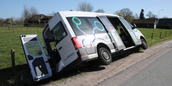 Foto: Buurtbus belandt met inzittenden in greppel in Hoevelaken