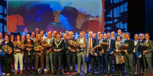 Foto: Na meer dan 12 jaar in de raad kregen deze twee Barnevelders een lintje