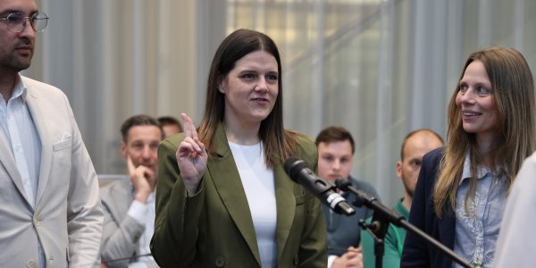 Foto: Nieuwe gemeenteraad van Nijkerk geïnstalleerd, 13 nieuwe gezichten maken hun opwachting